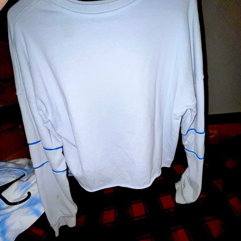 Stitch target cropped pull over.